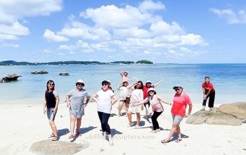 Peserta Open Trip Belitung menikmati keindahan Pantai Tanjung Tinggi