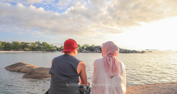 Sepasang penganten baru sedang paket honeymoon Belitung